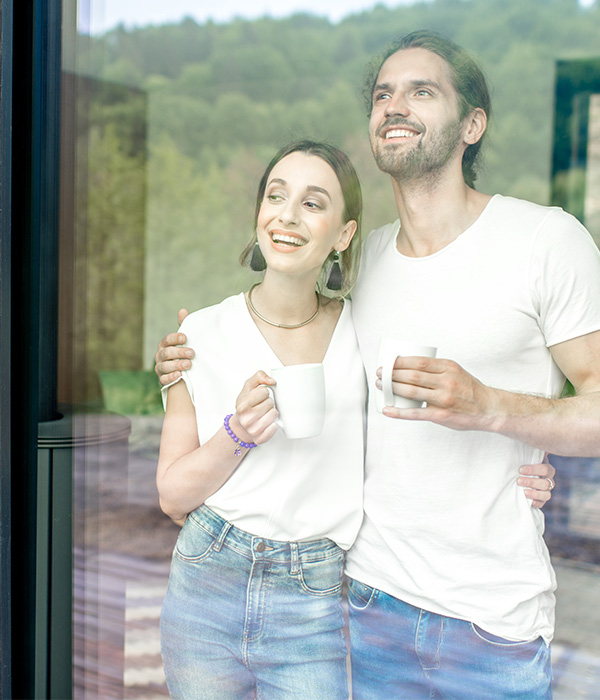 Mari-Fin Fenster Bild ein Paar, schauend aus dem Fenster Mari-Fin Fenster Bild ein Paar, schauend aus dem Fenster